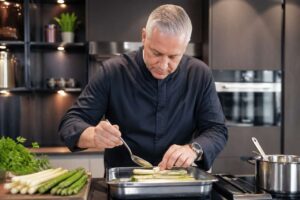 Warum Alexander Herrmann seinen Spargel im Mai niemals länger als 9 Minuten kocht