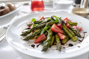 Spargel mit Erdbeeren, diese ungewöhnliche Kombination ist laut Sterneköchen der Mai-Hit
